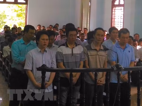 Các bị cáo trước vành móng ngựa tại phiên xét xử sơ thẩm về hành vi nhận hối lộ. (Ảnh: Thanh Sang/TTXVN)