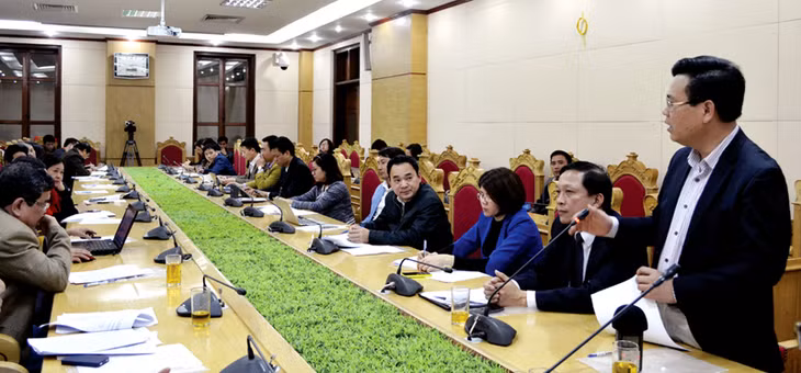 Anh Hoàng Bá Nam, Bí thư Huyện uỷ, Chủ tịch UBND huyện Cô Tô trao đổi về xây dựng nông thôn mới tại huyện đảo trong hội nghị thông tin báo chí thường kỳ tổ chức ngày 15-3-2016.