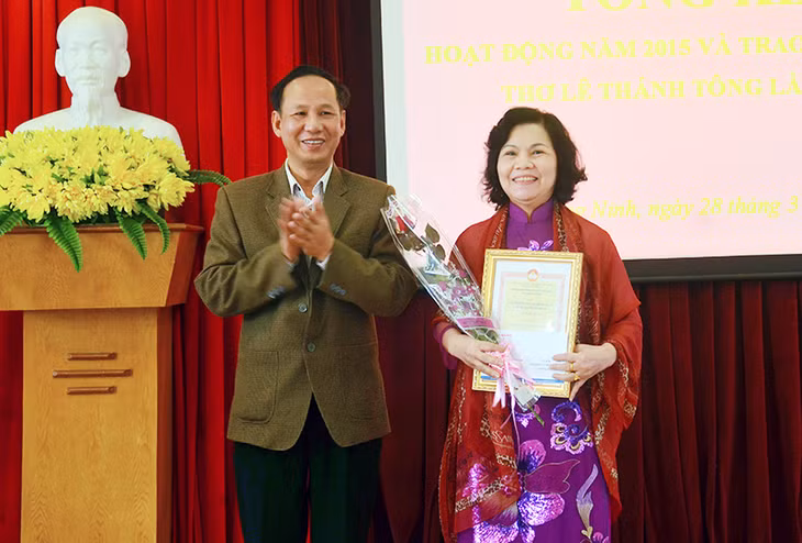 Phó Tổng Biên tập Báo Quảng Ninh Nguyễn Văn Trường trao thưởng cho tác giả nhận giải B.