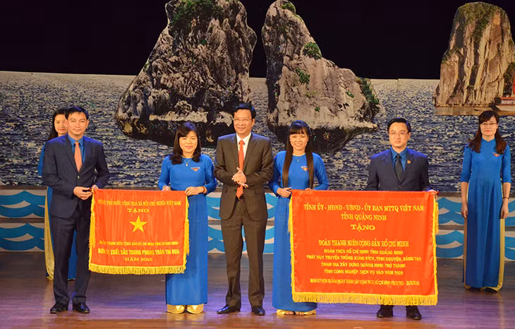 Đồng chí Nguyễn Văn Đọc, Bí thư Tỉnh ủy, Chủ tịch HĐND tỉnh trao cờ của Thủ tướng Chính phủ và bước 