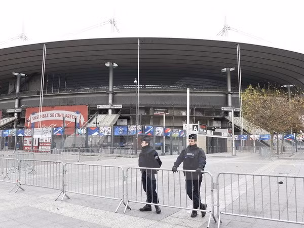 Cảnh sát Pháp tuần tra bên ngoài sân vận động Stade de France. (Nguồn: AFP/TTXVN)