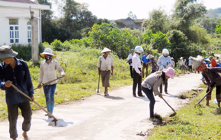 Người dân thôn 4, xã Đường Hoa, huyện Hải Hà làm vệ sinh môi trường tuyến đường trục thôn.