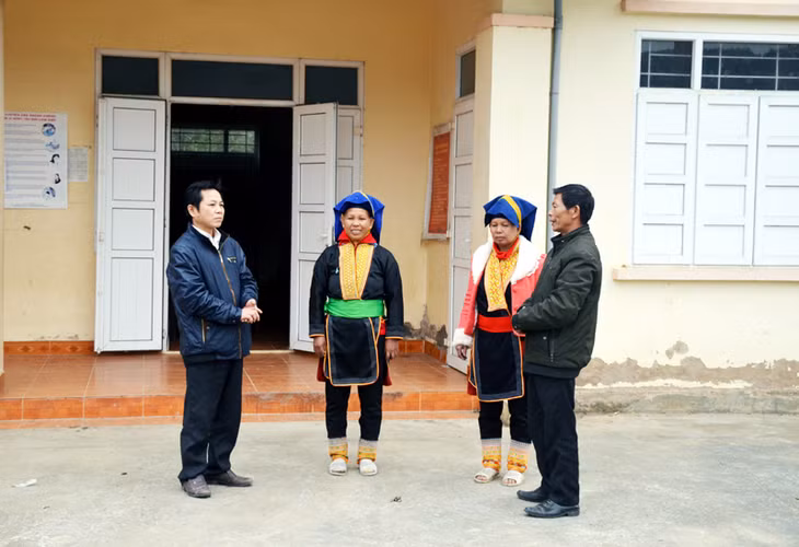 Đồng chí Triệu Văn Dũng, Phó Bí thư Đảng uỷ xã Đồn Đạc (bên trái) tuyên truyền cho người dân thôn Nà Bắp về công tác bầu cử ĐBQH khoá XIV và đại biểu HĐND các cấp, nhiệm kỳ 2016-2021.