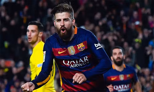 Pique thích châm chọc đùa vui và cũng "nghiện" đi muộn. Ảnh: Reuters