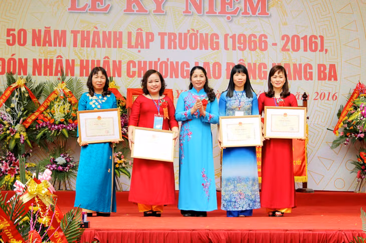 Đồng chí Vũ Liên Oanh, Giám đốc Sở GD-ĐT tặng bằng khen cho các cá nhân có thành tích xuất sắc.