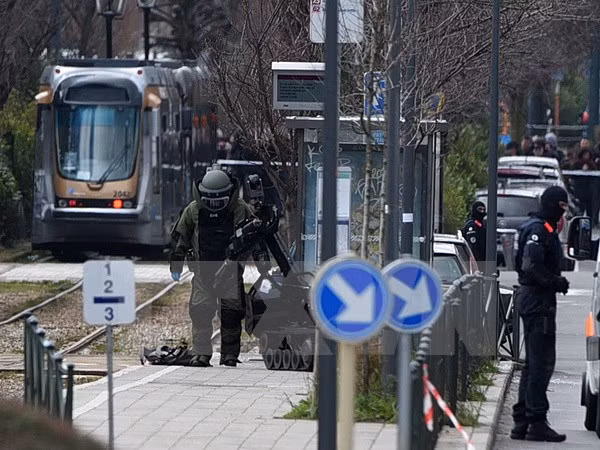 Cảnh sát Bỉ làm nhiệm vụ trong cuộc bố ráp ở Schaerbeek, Brussels. (Nguồn: AFP/TTXVN)