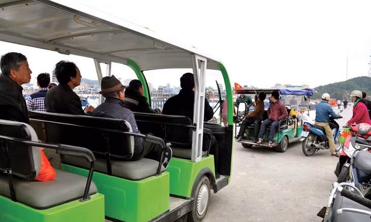 Nhiều hộ dân đầu tư xe điện để đưa đón du khách, đảm bảo môi trường sinh thái trên đảo.