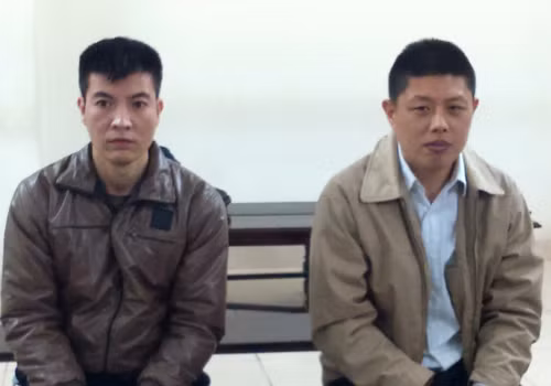 Hai bị cáo tại phiên tòa sơ thẩm.