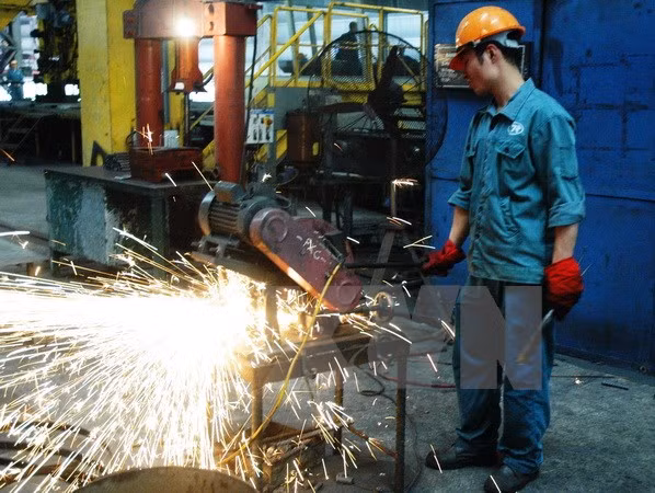 Kiểm tra chất lượng thép ra lò tại nhà máy cán thép của Công ty Cổ phần Gang thép Thái Nguyên. (Ảnh: Hoàng Nguyên/TTXVN)