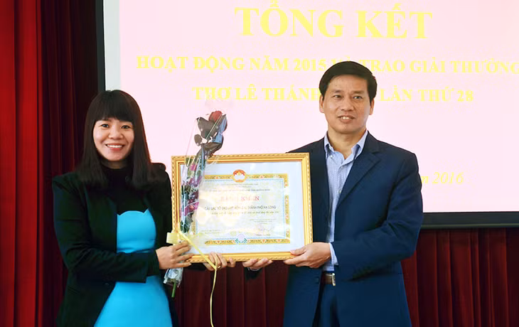 Lãnh đạo Ủy ban MTTQ tỉnh trao bằng khen cho CLB thơ Trường THPT Hòn Gai.