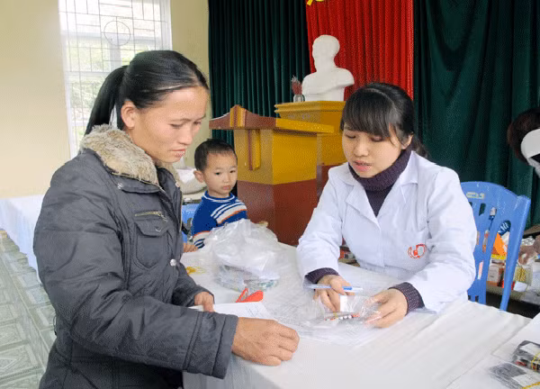 Bác sĩ trẻ Bệnh viện Việt Nam - Thụy Điển Uông Bí tư vấn sức khoẻ cho người dân.