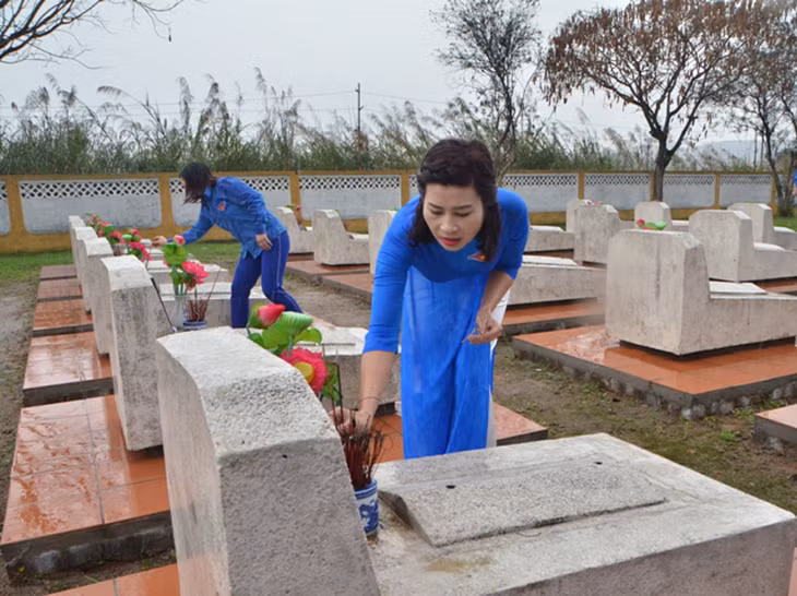 Viếng nghĩa trang liệt sỹ
