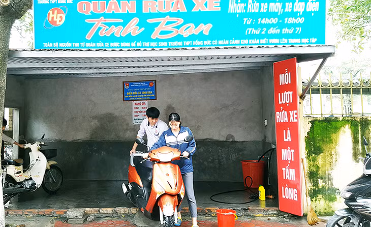 Mô hình “Quán rửa xe tình bạn” của học sinh Trường THPT Hồng Đức (TP Uông Bí).