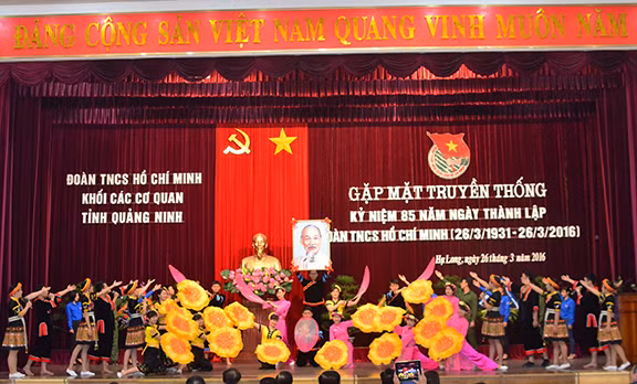 Văn nghệ chào mừng gặp mặt