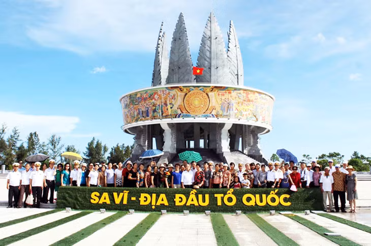 Khách du lịch tham quan mũi Sa Vĩ (TP Móng Cái). Ảnh: Thái Cảnh