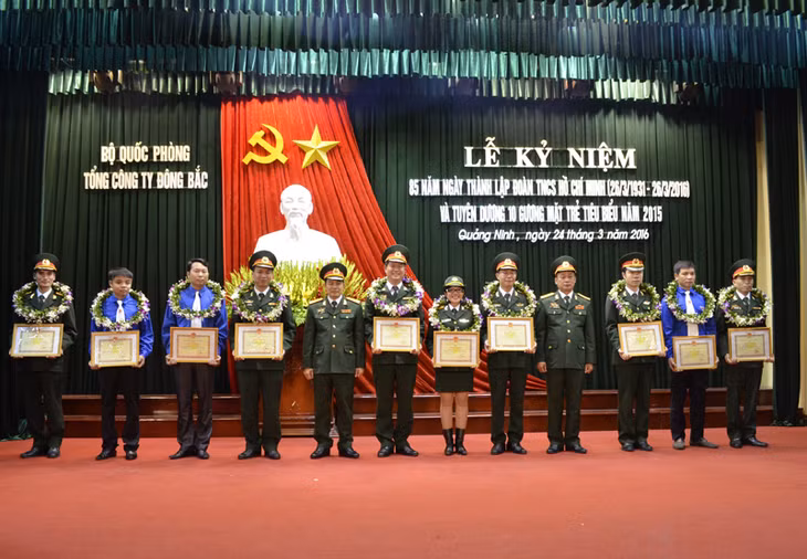 Lãnh đạo TCT Đông Bắc trao tặng bằng khen cho các gương mặt trẻ tiêu biểu và các cán bộ đoàn viên tiêu biểu của TCT năm 2015