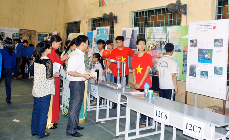 Hội thi khoa học kỹ thuật các trường THPT năm 2015 do Thị Đoàn Đông Triều tổ chức thu hút nhiều học sinh tham gia.