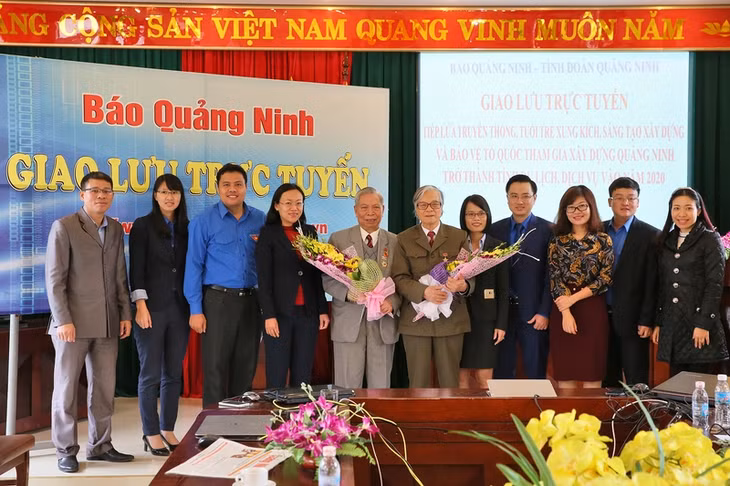 Lãnh đạo Báo Quảng Ninh tặng hoa các khách mời giao lưu.