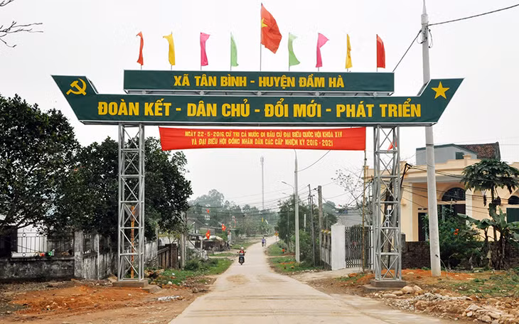 Cổng chào vào xã Tân Bình cờ, băng zôn treo chào mừng cuộc bầu cử.