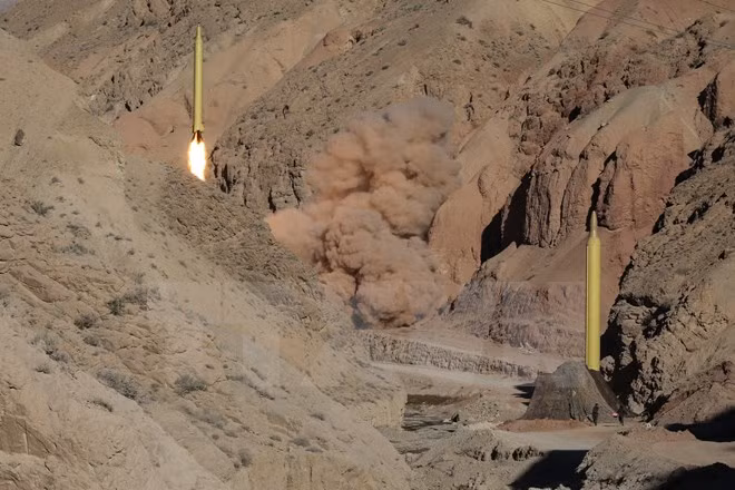 IRGC phóng thử hai tên lửa đạn đạo trong khuôn khổ một cuộc tập trận quân sự hôm 9/3. (Nguồn: AFP/TTXVN)