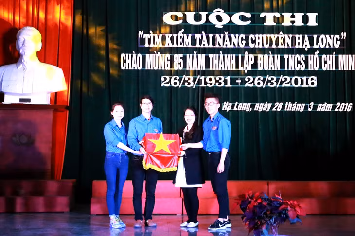 Đồng chí Lê Thị Huyền Trang, Bí thư Đoàn khối các cơ quan tỉnh đại diện nhận cờ Tổ quốc của thanh niên trường THPT Chuyên Hạ Long tặng cho đảo Trần. 