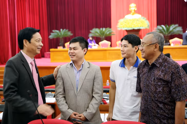 Bí thư Tỉnh ủy Nguyễn Văn Đọc trò chuyện với các doanh nghiệp tại Hội nghị.