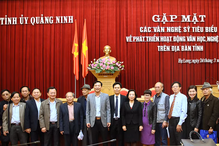 Các đồng chí lãnh đạo tỉnh chụp ảnh lưu niệm cùng với các văn nghệ sỹ tiêu biểu của tỉnh.