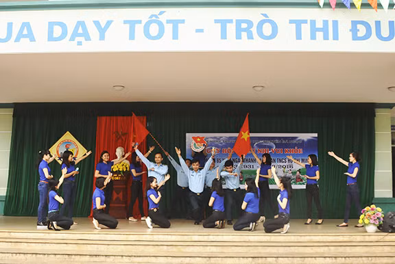 văn nghệ của Đoàn thanh niên trong nhà trường với đơn vị kết nghĩa