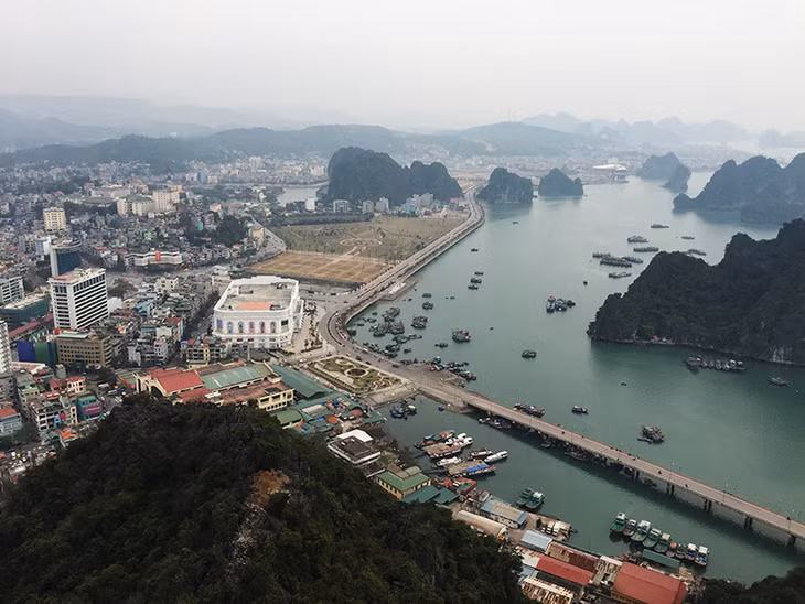 TP Hạ Long nhìn từ trên cao. Ảnh: Hồng Nhung