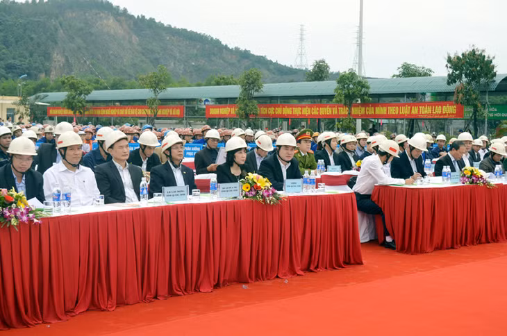 Các đồng chí lãnh đạo Trung ương, tỉnh tham gia lễ phát động.