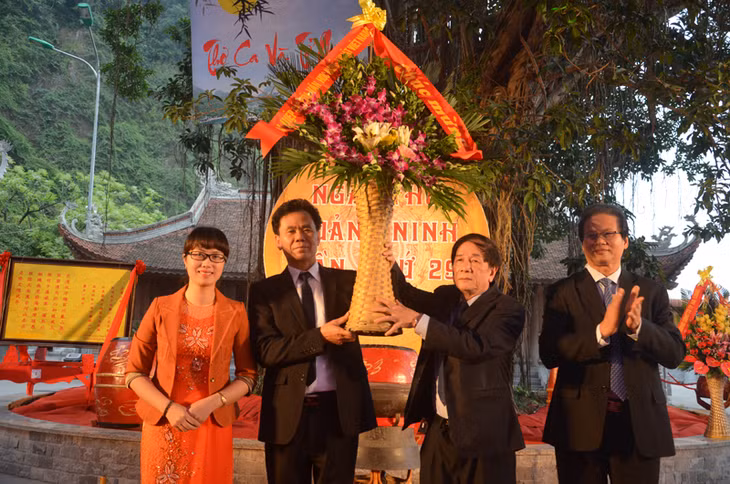 Lãnh đạo Liên hiệp các hội VHNT Việt Nam tặng hoa chúc mừng ngày thơ.