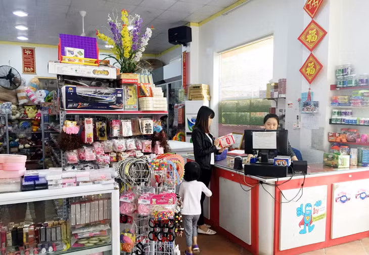 Người tiêu dùng mua sắm, lựa chọn hàng hóa trong Siêu thị Quảng Yên (TX Quảng Yên).