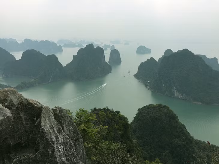 Vịnh Hạ Long - địa điểm ưa thích của du khách trong và ngoài nước khi tới Quảng Ninh.
