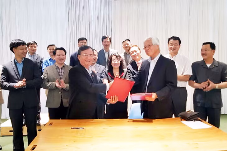 Công ty CP Đầu tư và Xây dựng Việt Long ký hợp tác chuyển giao công nghệ trồng rau trong nhà lưới với Trường Đai học Chiba (Nhật Bản). Ảnh: Lan Hương
