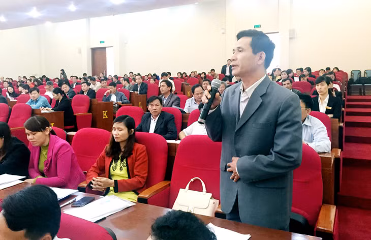 Chủ tịch Ủy ban MTTQ xã Quảng Lợi (Đầm Hà) nêu những thắc mắc trong hội nghị hướng dẫn lấy ý kiến của cử tri nơi cư trú đối với người ứng cử ĐBQH khoá XIV và đại biểu HĐND các cấp do MTTQ tỉnh tổ chức.