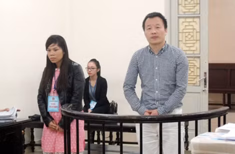 Hai bị cáo Feng và Ngọc tại phiên xử.