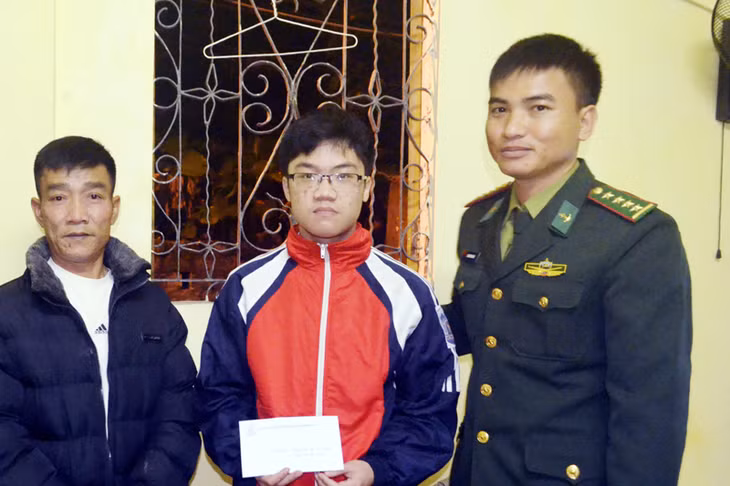 CBCS Hải đội 2 - BĐBP tỉnh thăm và trao tiền hỗ trợ hàng tháng “Nâng bước em đến trường” cho em Ngô Quang Hiếu, Lớp 10A6, Trường THPT Hòn Gai (TP Hạ Long).