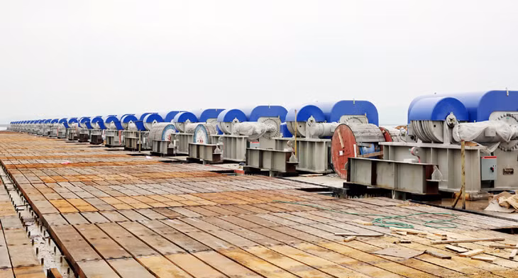 Lắp dựng đường ray, cẩu tự hành kết hợp di chuyển tàu, rộng 73.160m2.