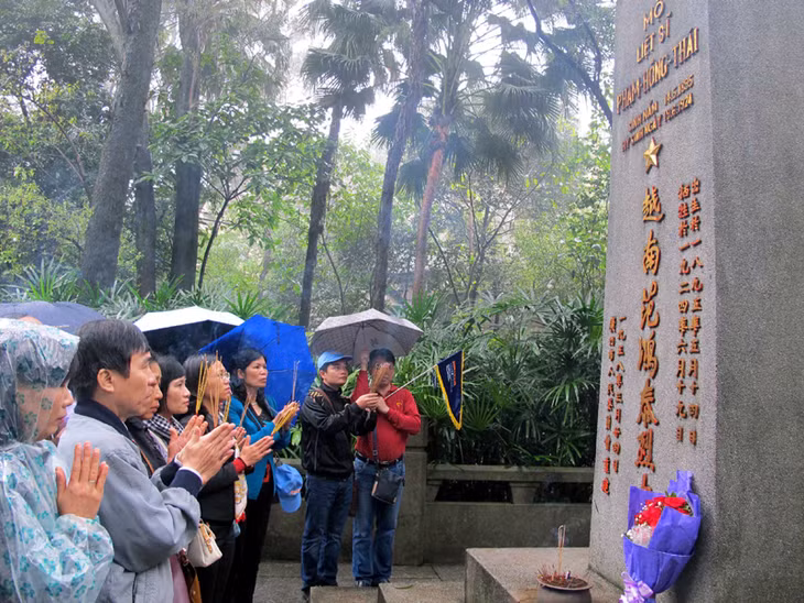 Đoàn cán bộ, phóng viên Báo Quảng Ninh dâng hương viếng mộ liệt sĩ Phạm Hồng Thái tại Quảng Châu, Trung Quốc, ngày 22-3-2016.