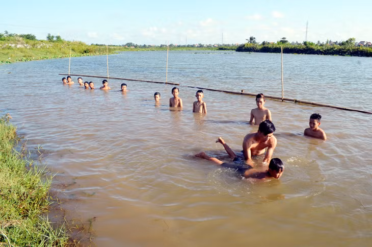Trẻ em tại xã Liên Hoà, TX Quảng Yên được học bơi trong dịp hè. (Ảnh chụp tháng 6-2015)
