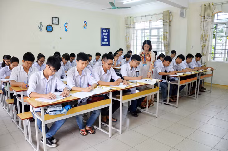 Công tác định hướng nghề nghiệp cho học sinh được Trường THPT Hoành Bồ (huyện Hoành Bồ) thực hiện từ những năm đầu cấp. Trong ảnh: Giờ học tiếng Anh của lớp 11A1, Trường THPT Hoành Bồ.