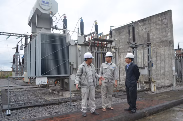 Đoàn kiểm tra liên ngành do Sở LĐ TB&XH tỉnh làm trưởng đoàn kiểm tra công tác ATVSLĐ-PCCN tại Công ty xi măng Thăng Long (huyện Hoành Bồ) 