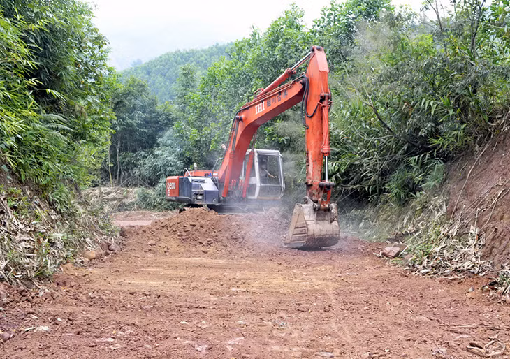 Được sự quan tâm của tỉnh, các đơn vị, doanh nghiệp, con đường vào Nà Hắc đã được khởi công xây dựng.