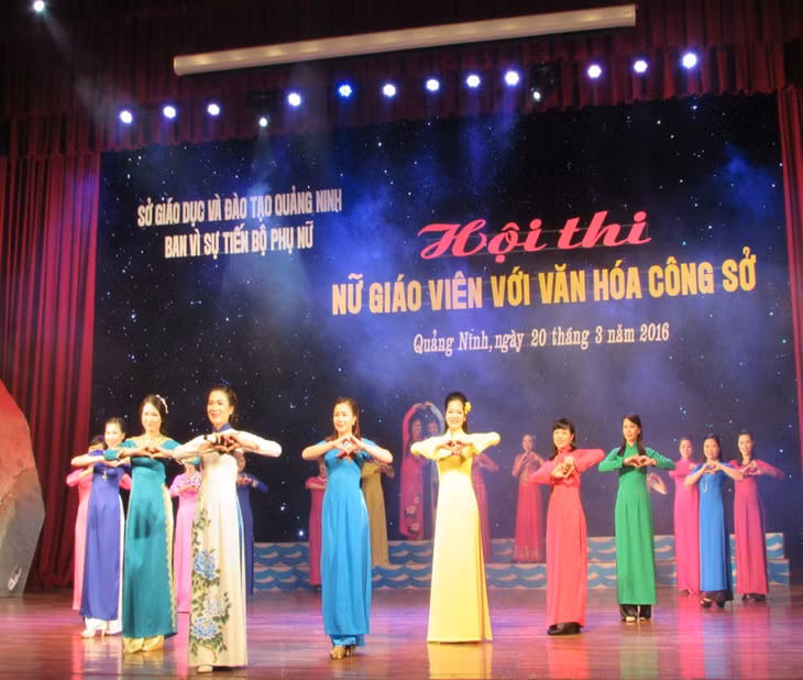 Các thí sinh tham dự Hội thi Nữ giáo viên với văn hóa công sở.