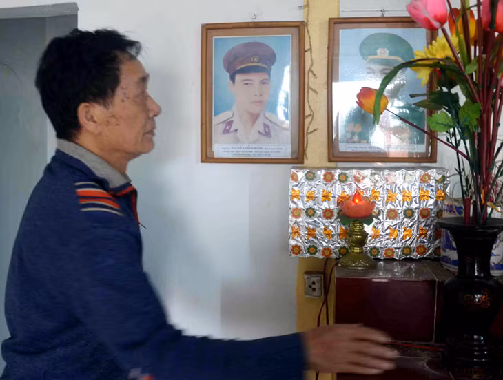 Ông Nguyễn Viết Tiến bên bàn thờ người em anh hùng.