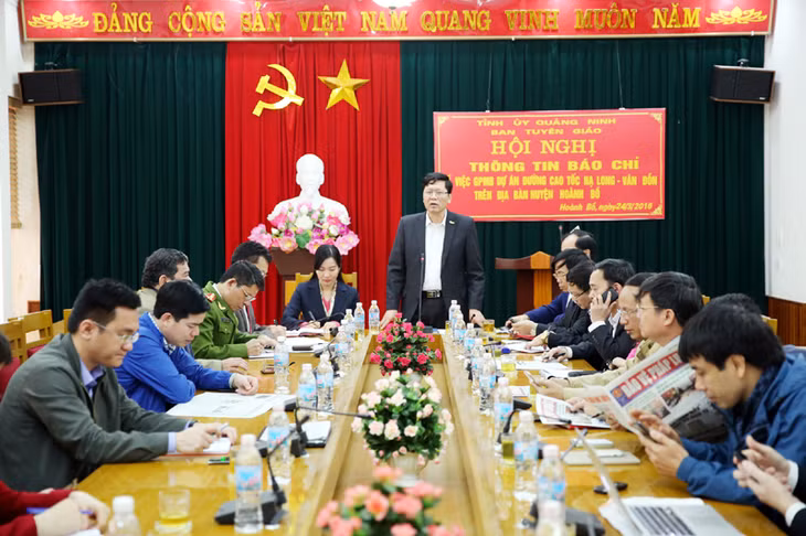 Đồng chí Phạm Hồng Cẩm, Phó Trưởng Ban Tuyên giáo Tỉnh ủy điều hành buổi 