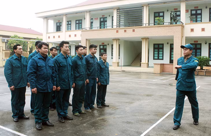 Anh Đặng Văn Quyết thực hiện huấn luyện điều lệnh đội ngũ cho DQTV năm thứ nhất.