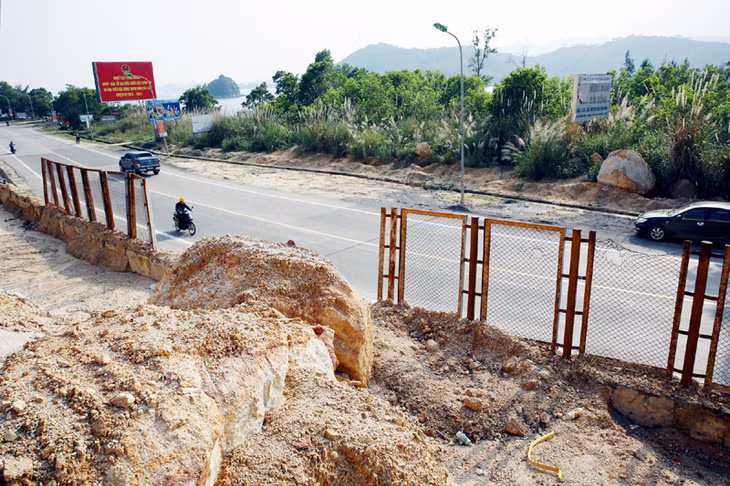 Ngay sát mép đường là những khối đá rất to, nguy cơ có thể rơi xuống bất cứ khi nào.