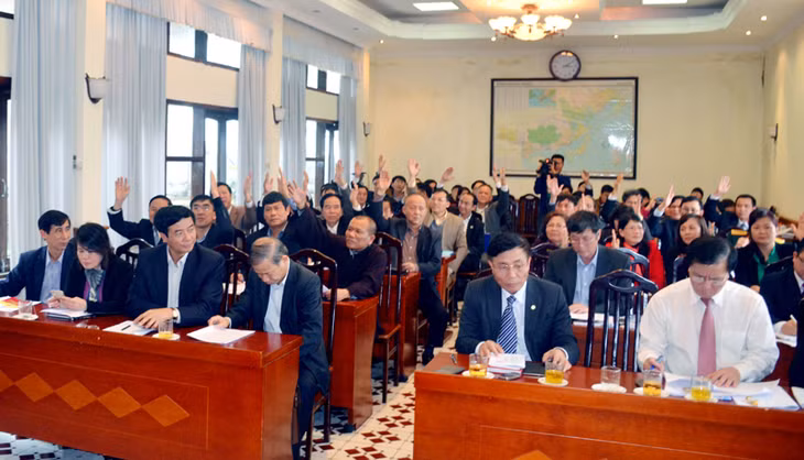 Đại biểu biểu quyết thống nhất chốt danh sách sơ bộ người ứng cử ĐBQH khoá XIV tại hội nghị hiệp thương lần thứ hai.
