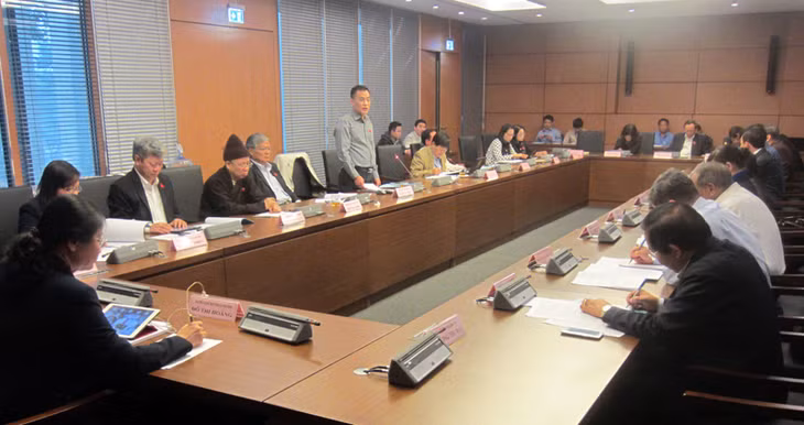 Đại biểu Trần Văn Minh, Phó trưởng Ban Dân nguyện phát biểu thảo luận tại tổ.